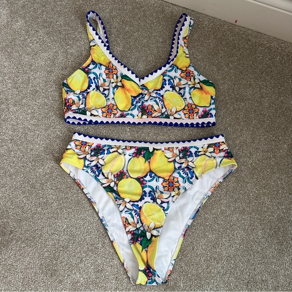 Lemon bikini 🍋 - Picture 3 of 9